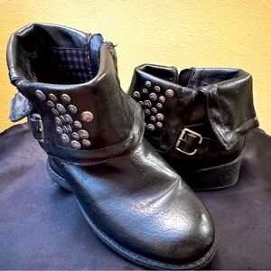 Preloved Black Bare Traps Booties Size 7.